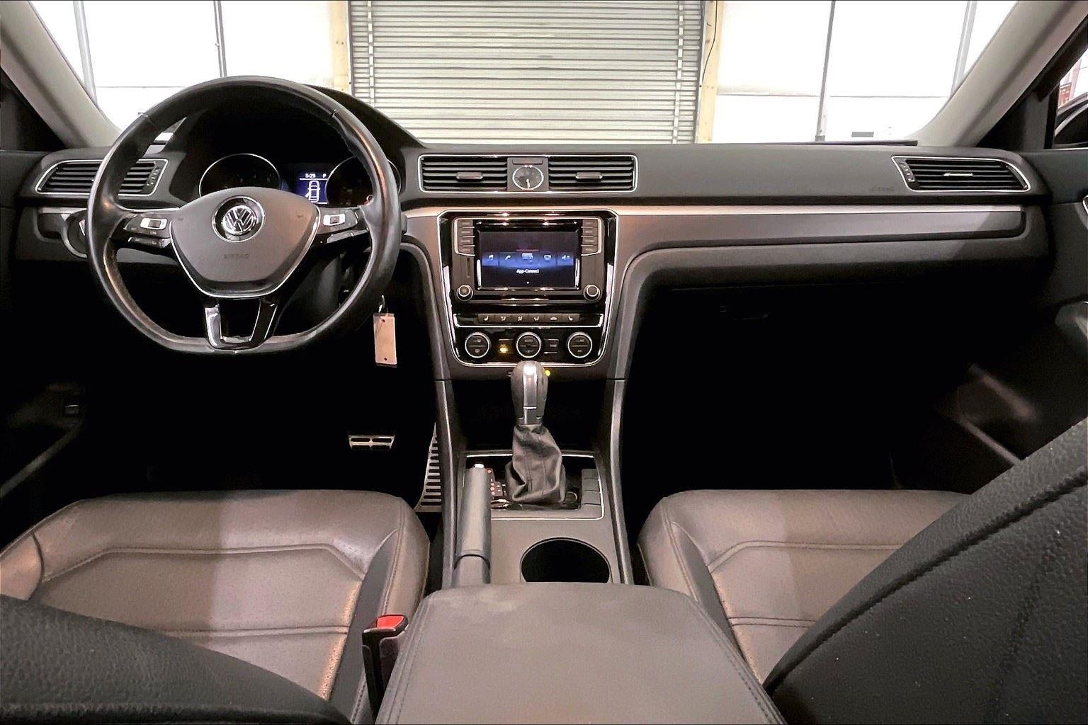 2017 Volkswagen Passat R-Line w/Comfort Pkg