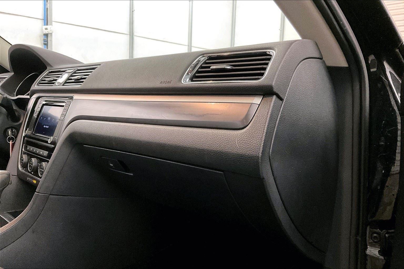 2017 Volkswagen Passat R-Line w/Comfort Pkg