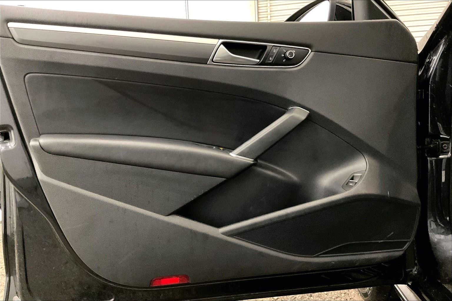 2017 Volkswagen Passat R-Line w/Comfort Pkg