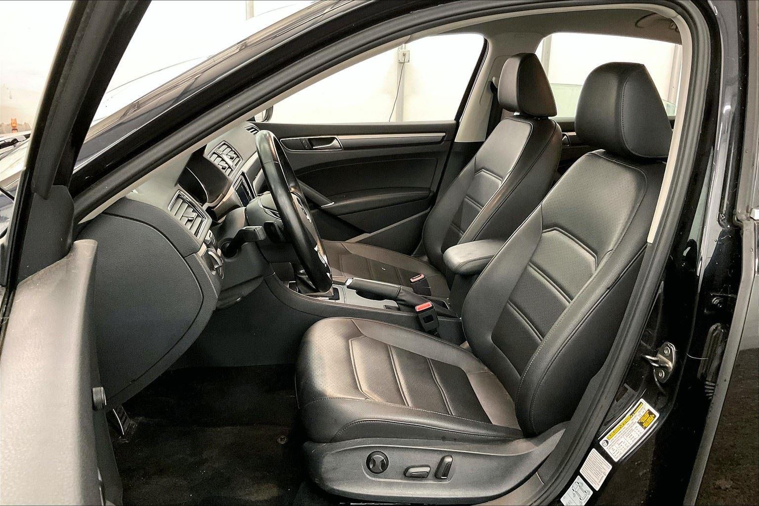 2017 Volkswagen Passat R-Line w/Comfort Pkg