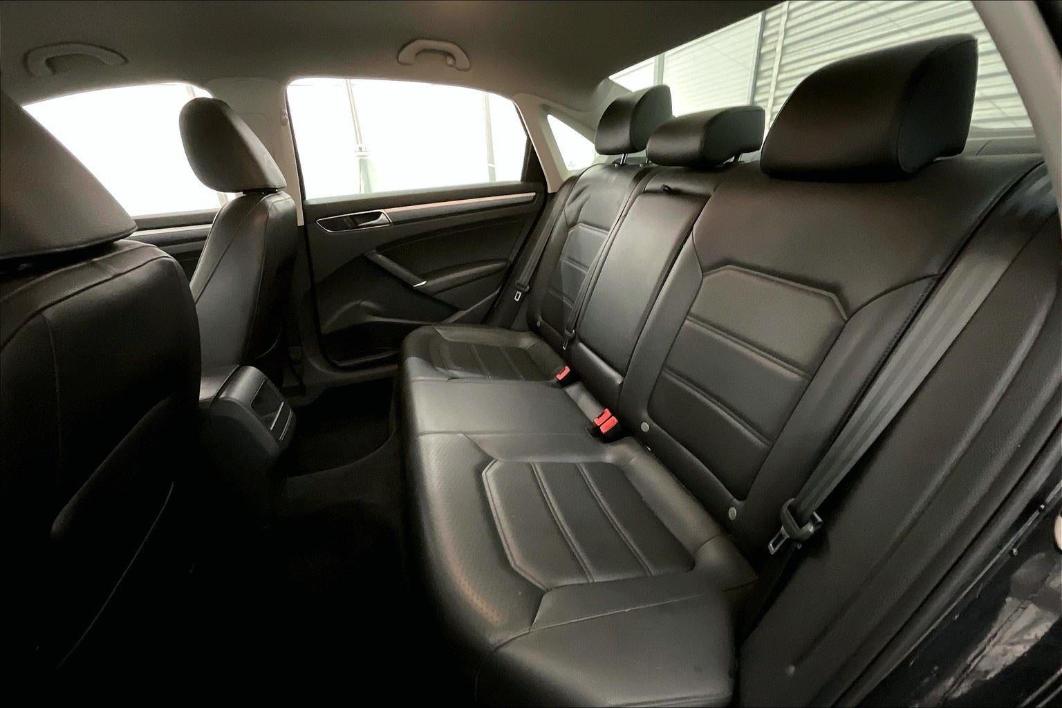 2017 Volkswagen Passat R-Line w/Comfort Pkg