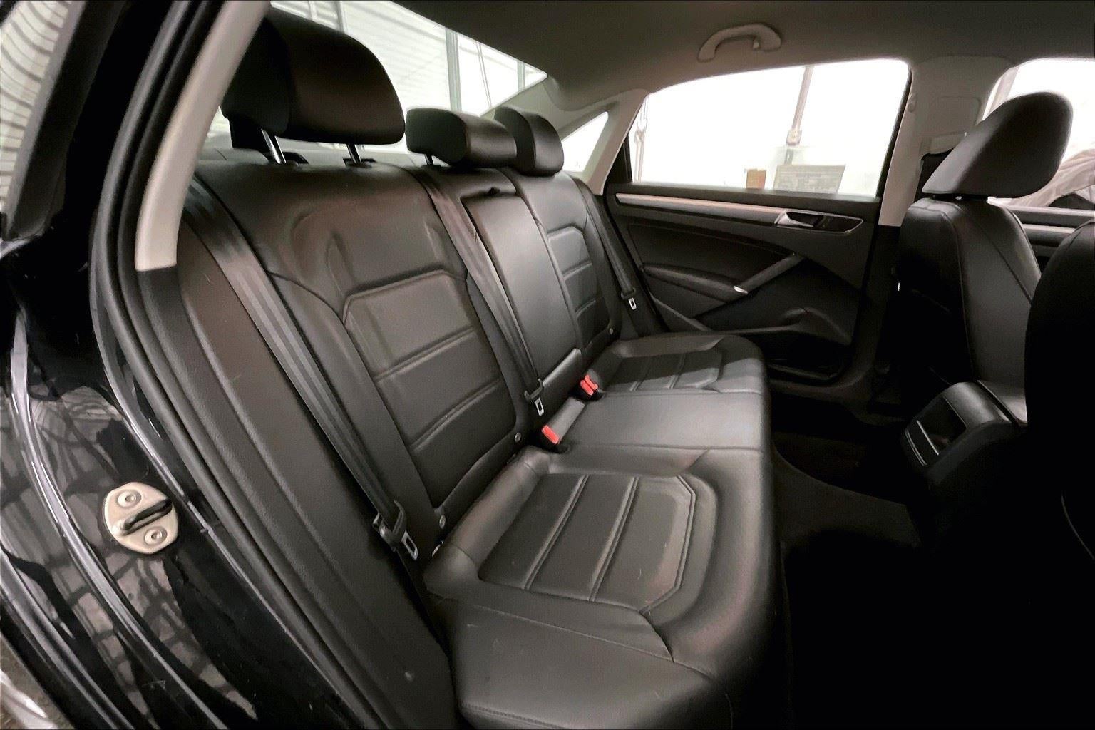 2017 Volkswagen Passat R-Line w/Comfort Pkg