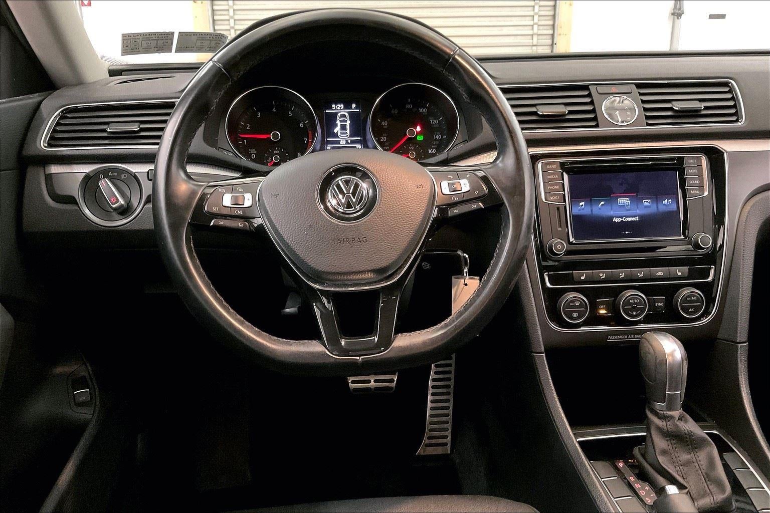 2017 Volkswagen Passat R-Line w/Comfort Pkg