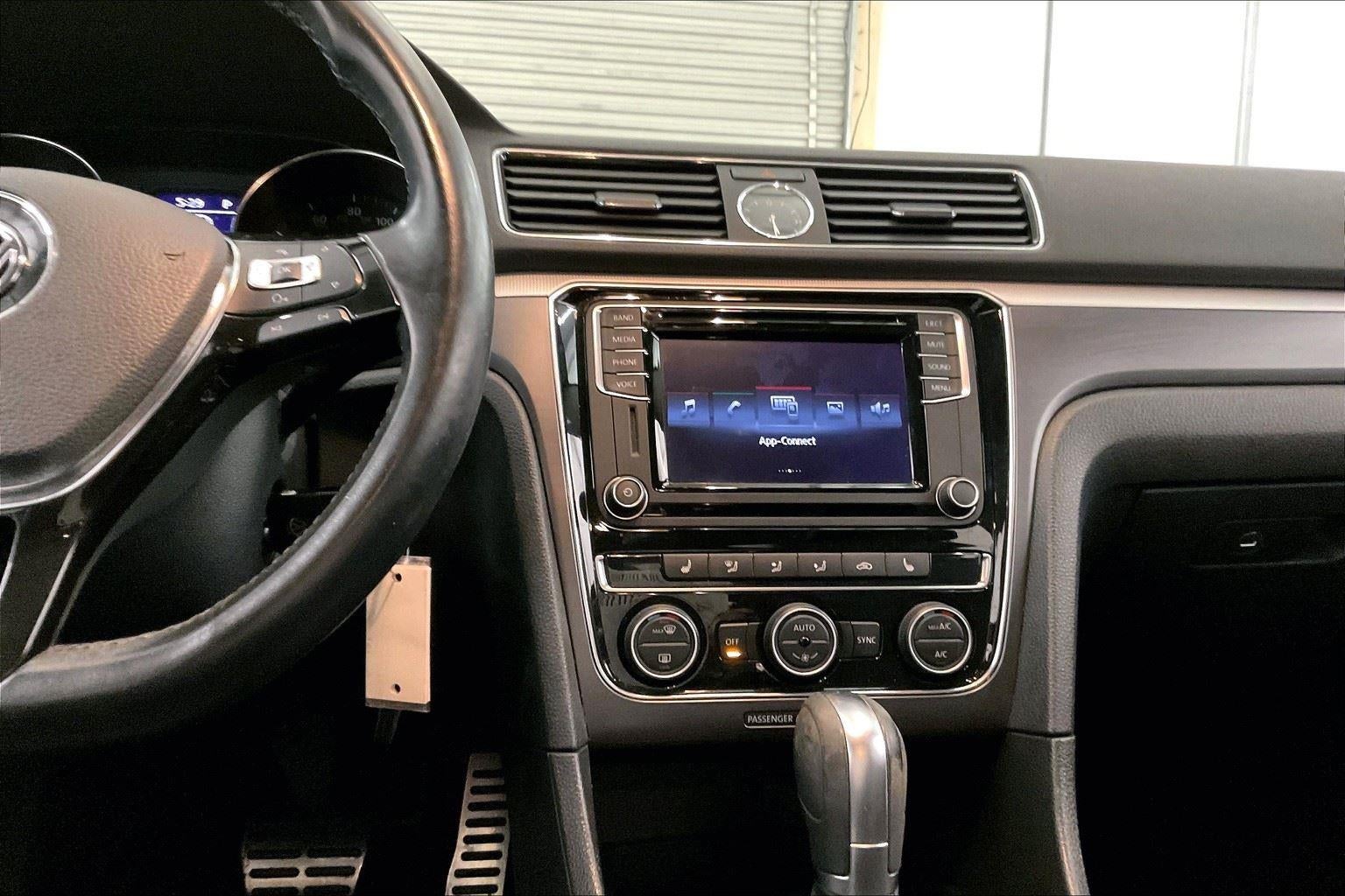 2017 Volkswagen Passat R-Line w/Comfort Pkg