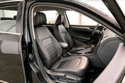 2017 Volkswagen Passat R-Line w/Comfort Pkg