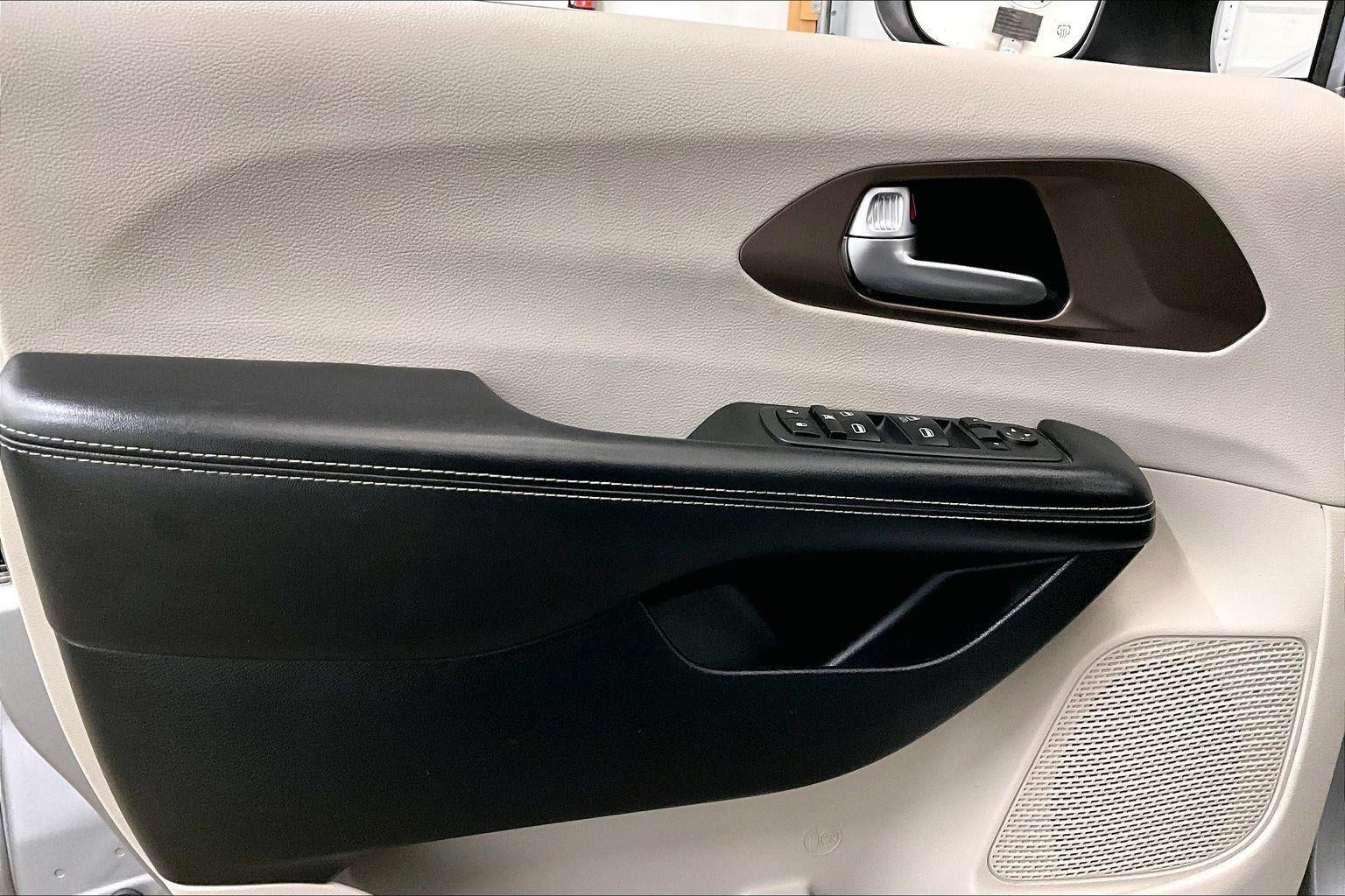 2020 Chrysler Voyager L