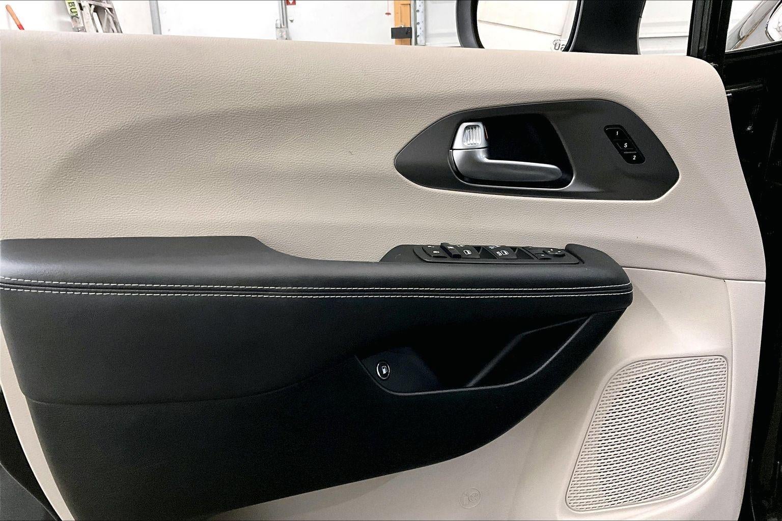 2023 Chrysler Pacifica Hybrid Touring L