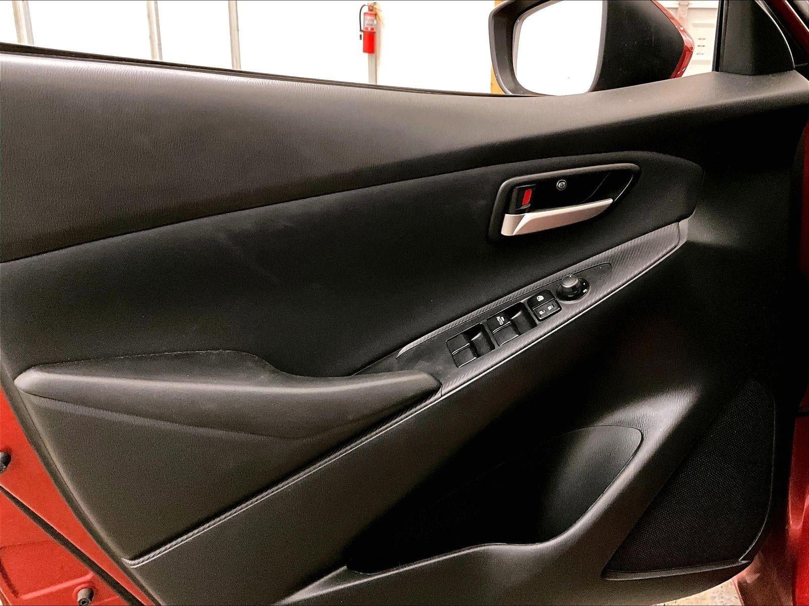 2020 Toyota Yaris Hatchback LE