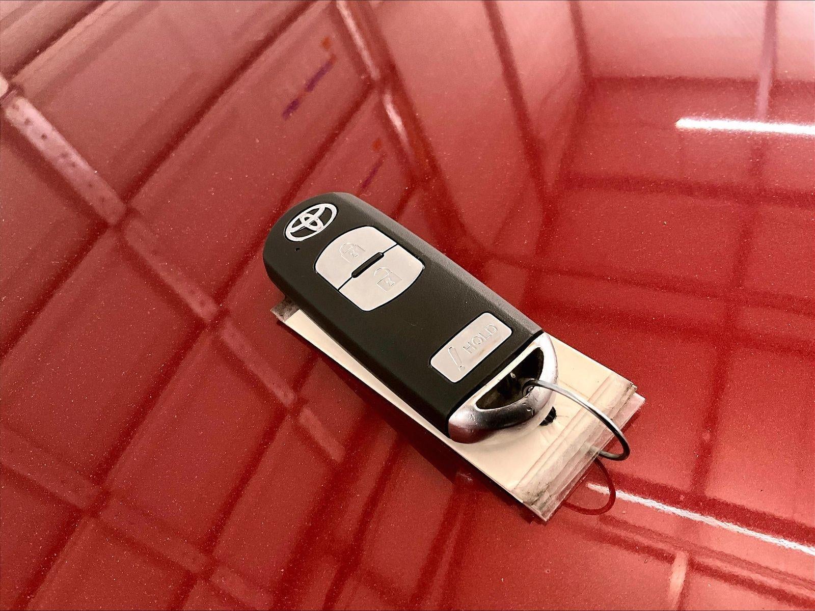 2020 Toyota Yaris Hatchback LE