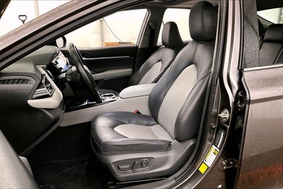 2020 Toyota Camry Hybrid XLE