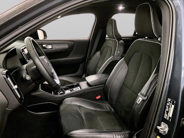 2022 Volvo XC40 R-Design