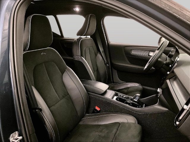 2022 Volvo XC40 R-Design