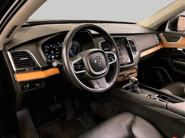 2022 Volvo XC90 T6 Momentum