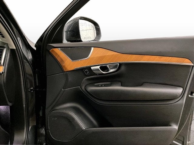 2022 Volvo XC90 T6 Momentum