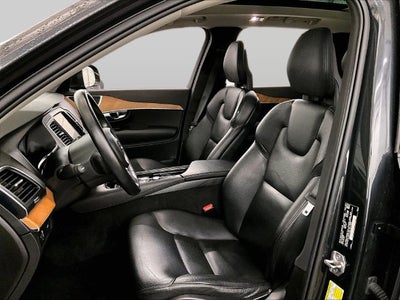 2022 Volvo XC90 T6 Momentum