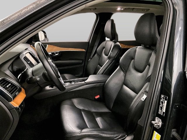 2022 Volvo XC90 T6 Momentum