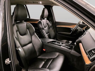 2022 Volvo XC90 T6 Momentum