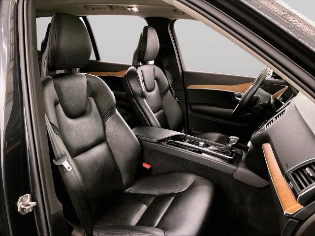 2022 Volvo XC90 T6 Momentum