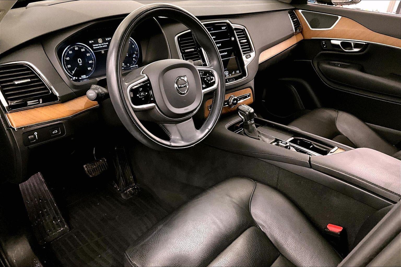 2022 Volvo XC90 Momentum