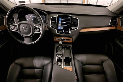 2022 Volvo XC90 Momentum