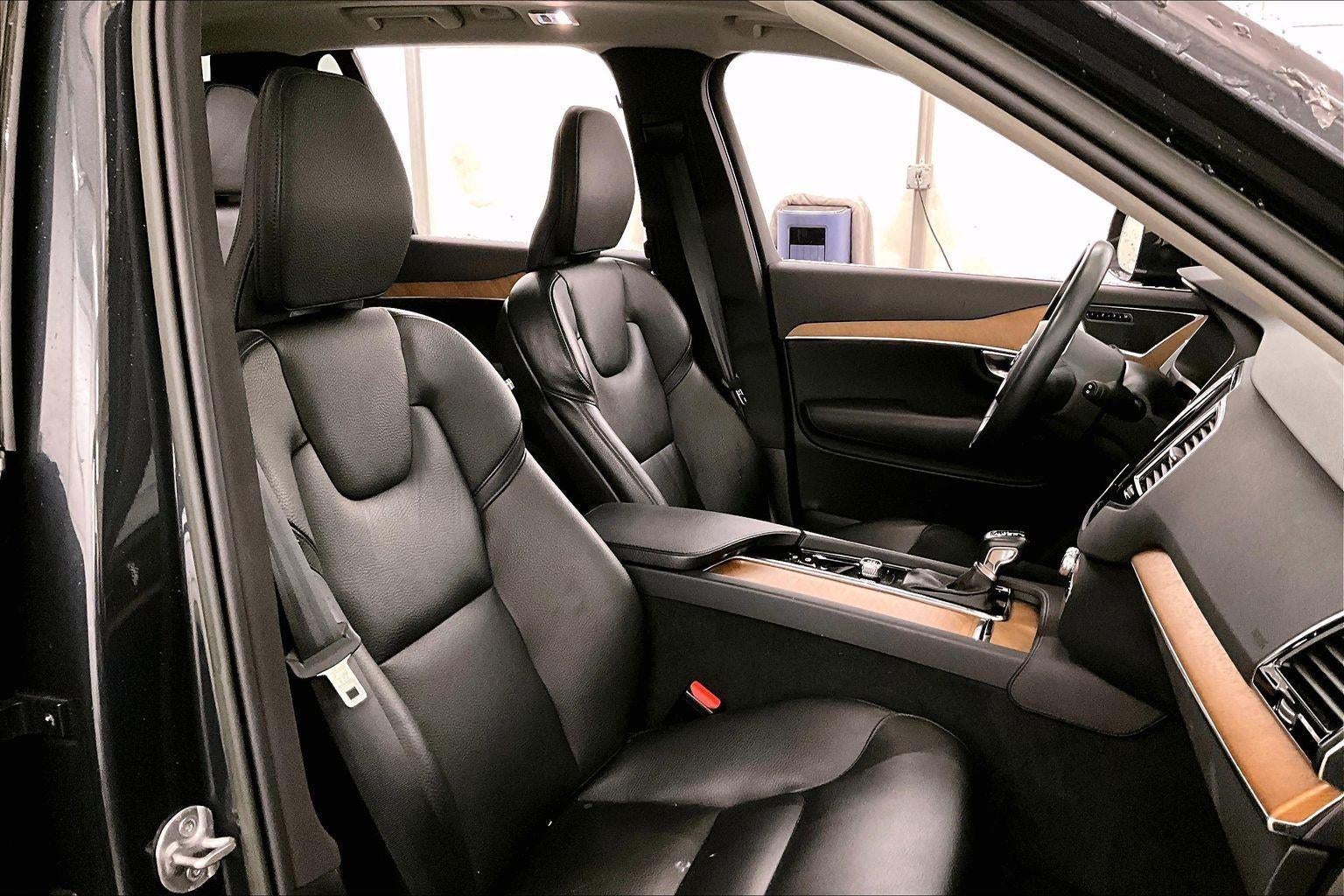 2022 Volvo XC90 Momentum